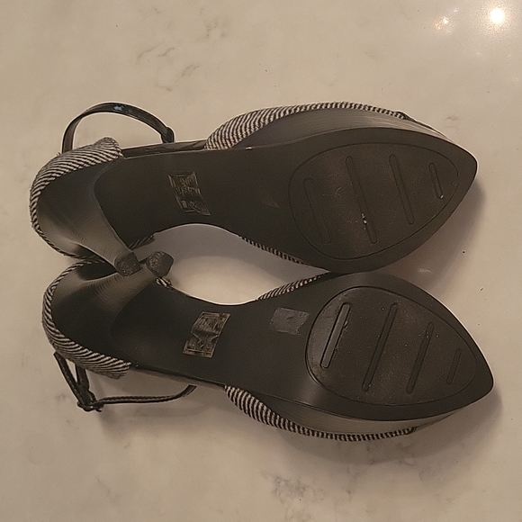 Never Worn Lulu Townsend heels - Picture 3 of 3